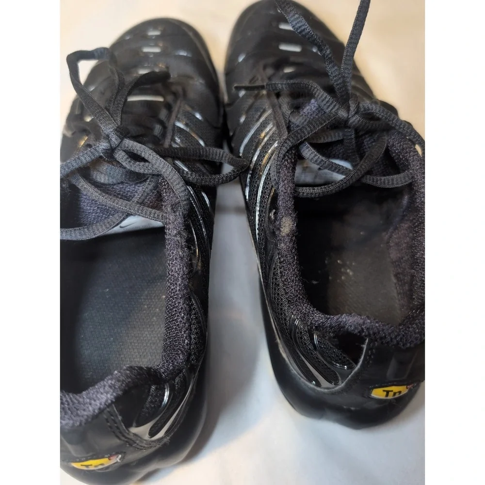 Nike Air Max Plus Triple Black Sneakers, Size 7Y/ Women's 8.5 CD0609-001